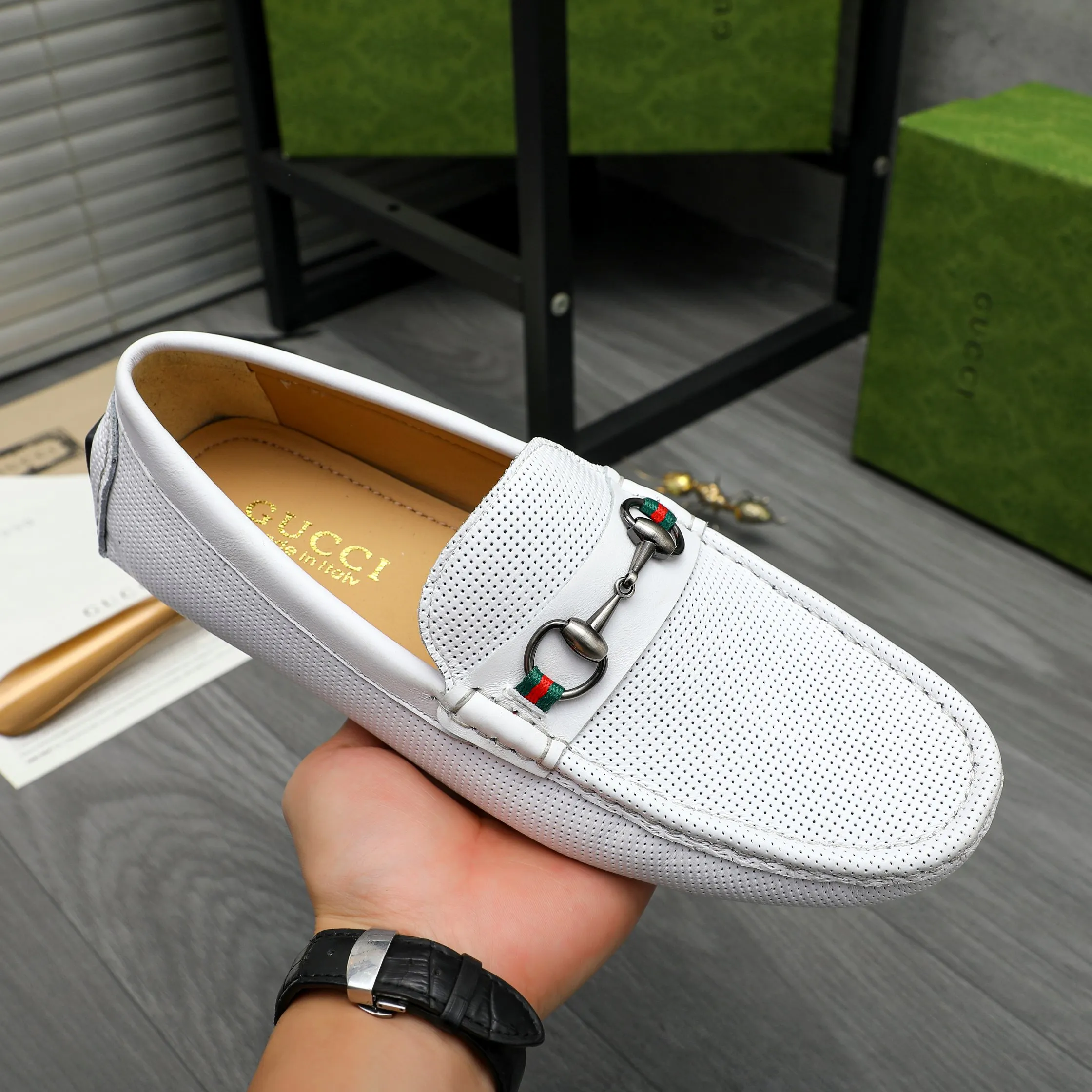 Men's shoes 💰p420 Product trademark: GUCCI (Gucci) casual slip-on men's shoes Regular size: 38-44 Product materials: Selected hollow cowhide upper, sheepskin lining, rubber outsole